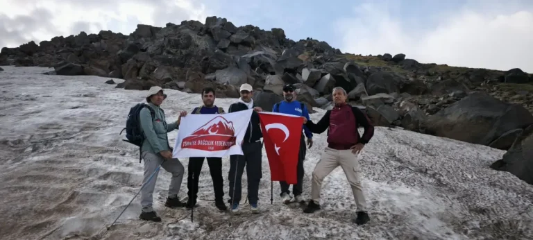 Ağrı’lı Dağcılar “30 Ağustos Zafer bayramı Süphan dağı” tırmanışı yaptı