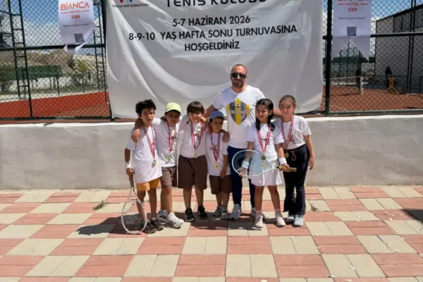 Elazığlı minik raketlerden Van’da başarı