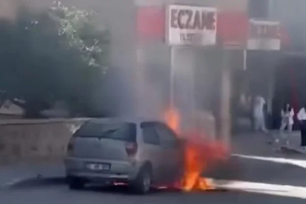 Yıldızkent’te park halindeki otomobil yangını paniğe neden oldu