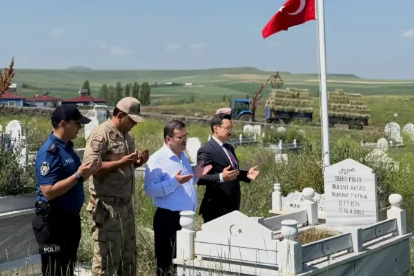 Kaymakam İsmail Demirtaş’tan 15 Temmuz’da Şehitlik ziyareti