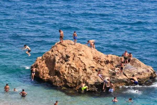 Antalya’da sıcak bunalttı, sahiller doldu