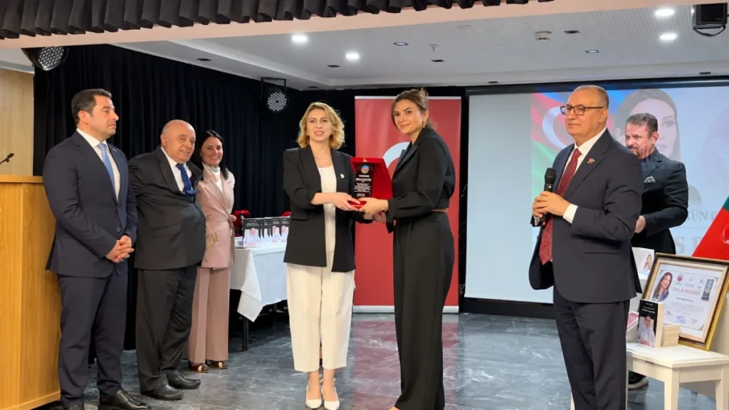 Ayten Rehimova’ya Ganire Paşayeva anısına plaket ve onur belgesi