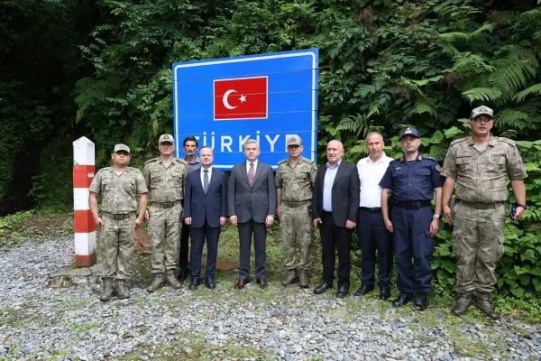Artvin Valisi Ergün, Gürcistan’a sınır ilçe konumundaki Kemalpaşa’da incelemelerde bulundu