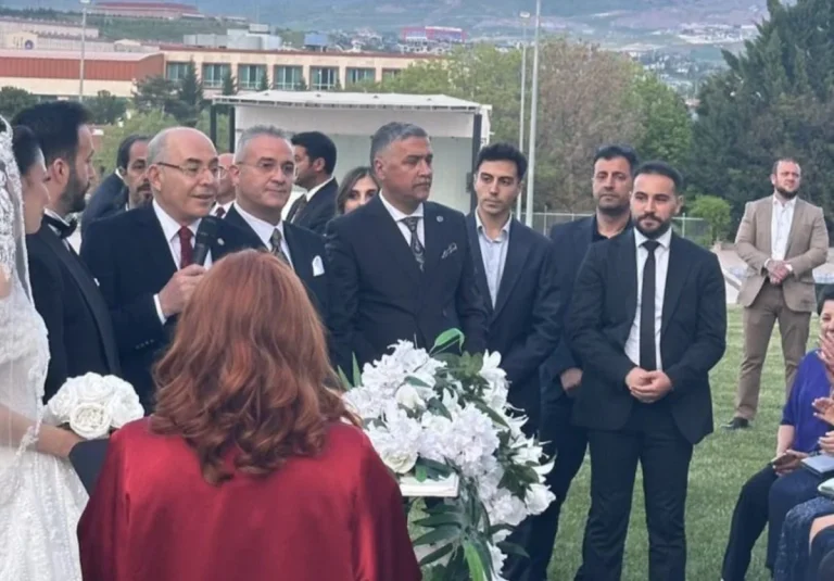 MHP’den Sezer ve Fırat ailelerinin mutlu gününe yoğun katılım