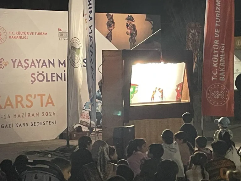 Kars Yaşayan Miras Şöleni’nde Karagöz gösterisine ilgi