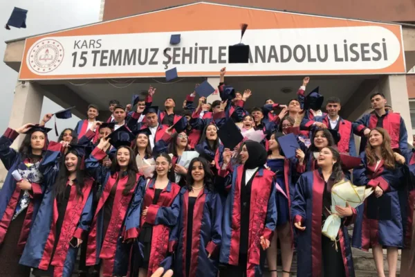 Kars’ta 2025-2026 eğitim ve öğretim yılı mezuniyet heyecanı yaşanıyor