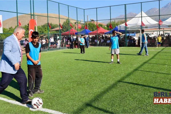 Vali Murat Duru Karaören’de Halı Saha Açtı