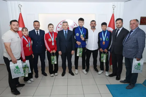 Artvin Valisi Ergün, Türkiye şampiyonu olan başarılı sporcuları ödüllendirdi