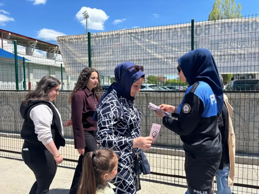 Kars Emniyeti’nden öğrencilere ve vatandaşlara güvenlik bilgilendirmesi