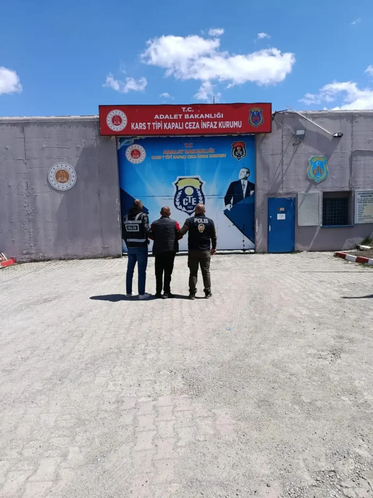Kars’ta 27 yıl hapis cezası bulunan cezaevi firarisi yakalandı