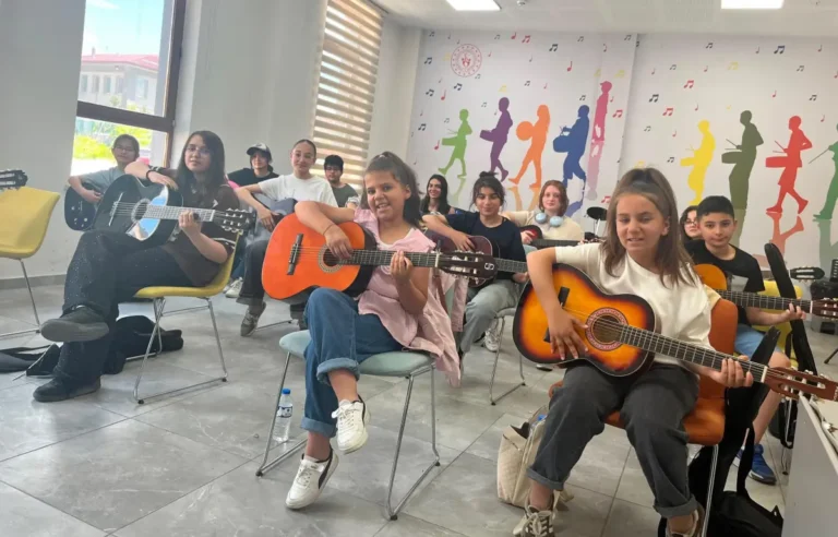 GSB Kültür ve Sanat Okulları’nda gitar kursu devam ediyor