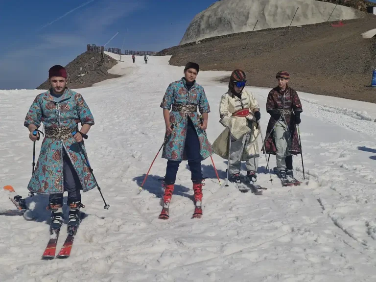 Deniz sezonu açıldı, Erzurum Palandöken’de kayak yarışı başladı