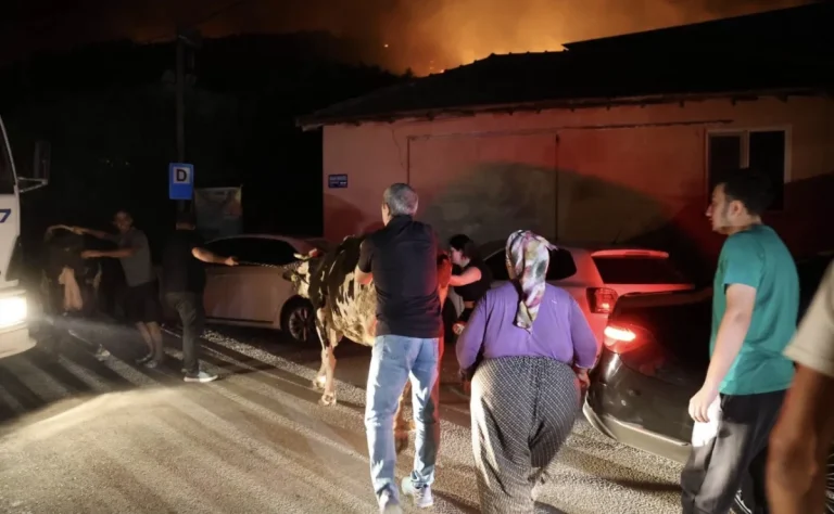 Aksu Karaöz’de orman yangını: Havadan ve karadan yoğun müdahale