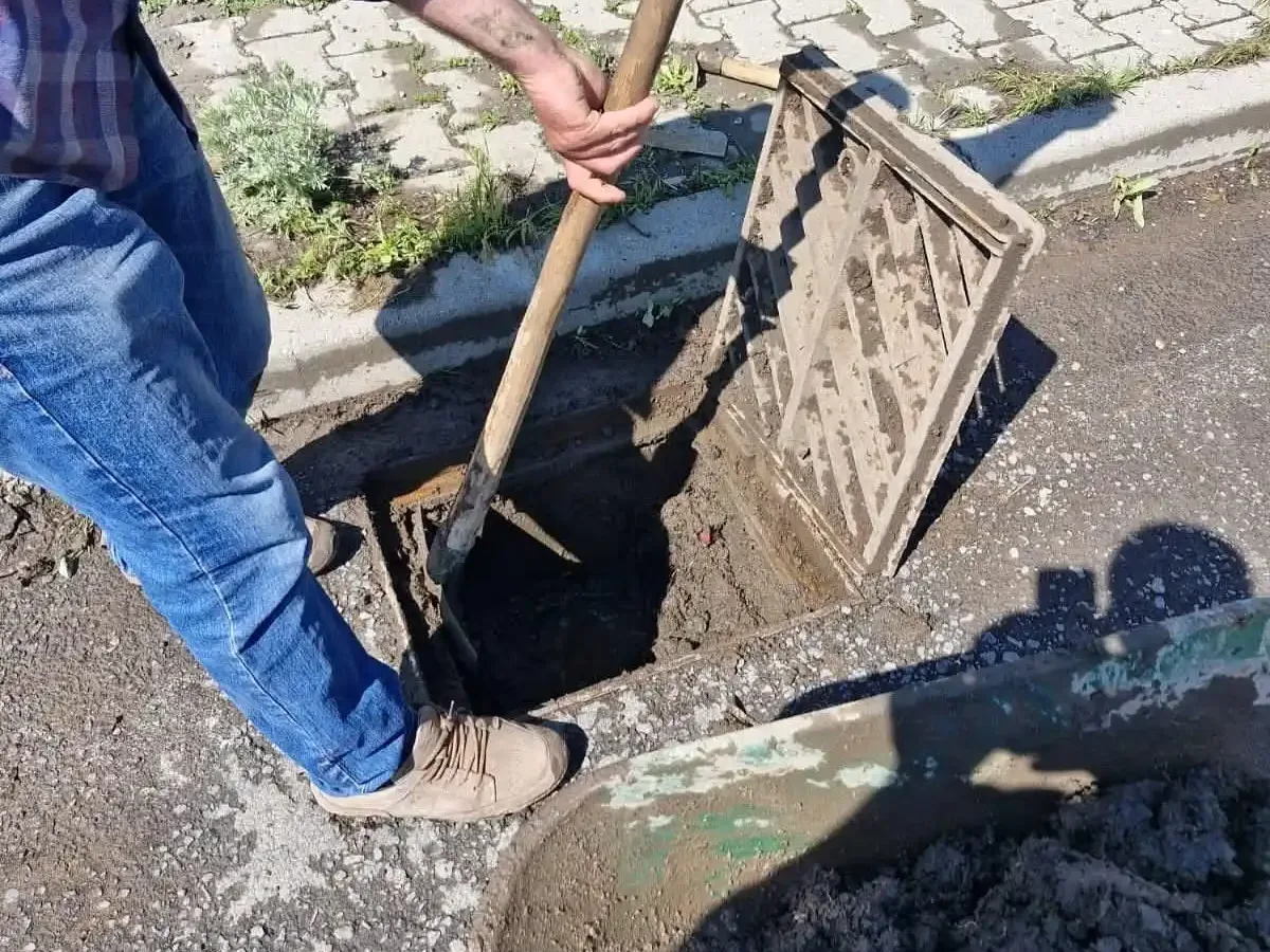 Kars Organize Sanayi Bölgesi’nde yağmur suyu ızgaraları temizlendi