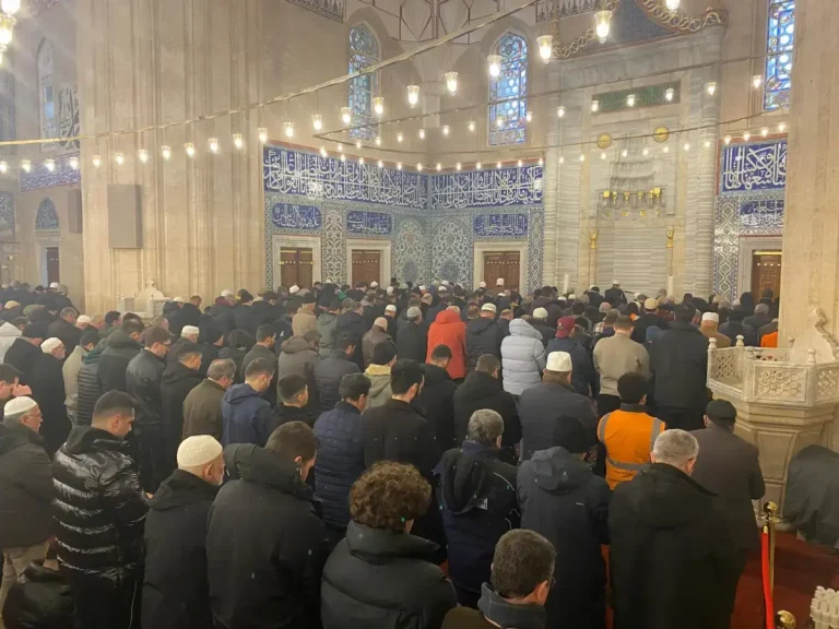 Türkiye bayram sabahına camilerde kavuştu