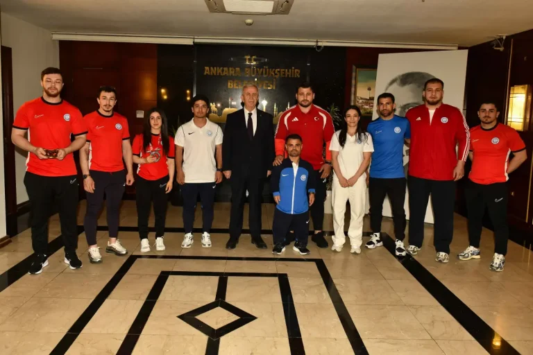 Mansur Yavaş, ASKİ Spor’un başarılı sporcularıyla bir araya geldi