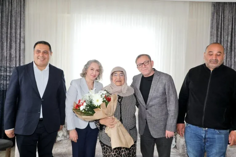 Kars Valisi Ziya Polat, şehit annesini Anneler Günü’nde ziyaret etti