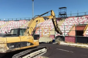 Yarım asırlık mabet çöküyor: Van Atatürk Şehir Stadyumu’na ilk kepçe vuruldu
