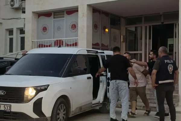 15 yaşındaki çocuğu alıkoyan iki kişi tutuklandı