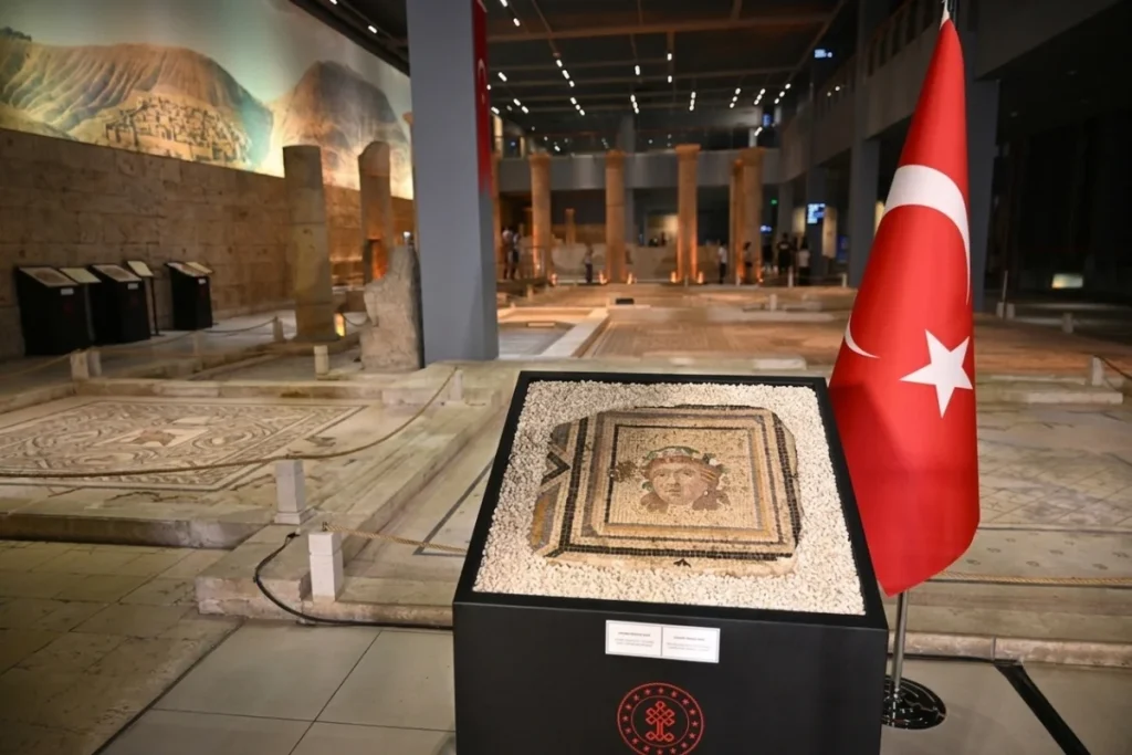 Çingene Kızı Mozaiği’nin 13. parçası 60 yıl sonra Türkiye’ye döndü