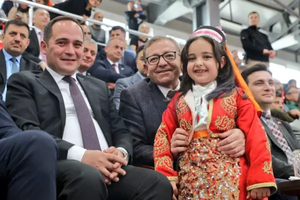 Kars’ta Anadolu’nun ritmi yankılandı: 923 öğrenci Halk Oyunları Şenliği’nde buluştu