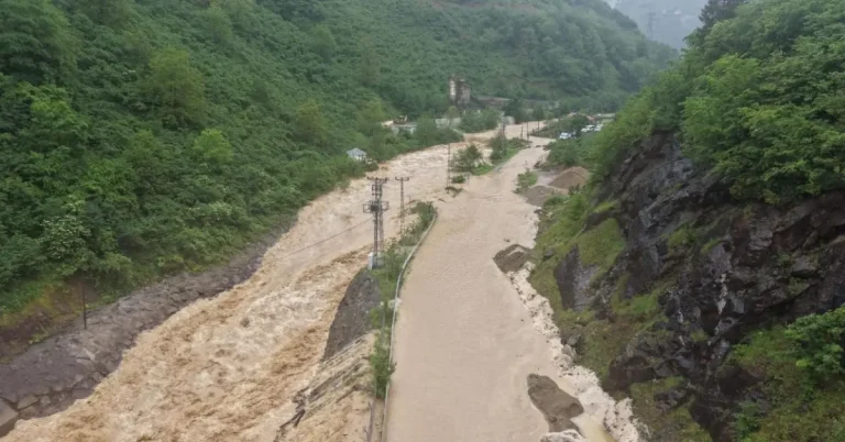 Giresun’da dere taştı, yol ulaşıma kapatıldı