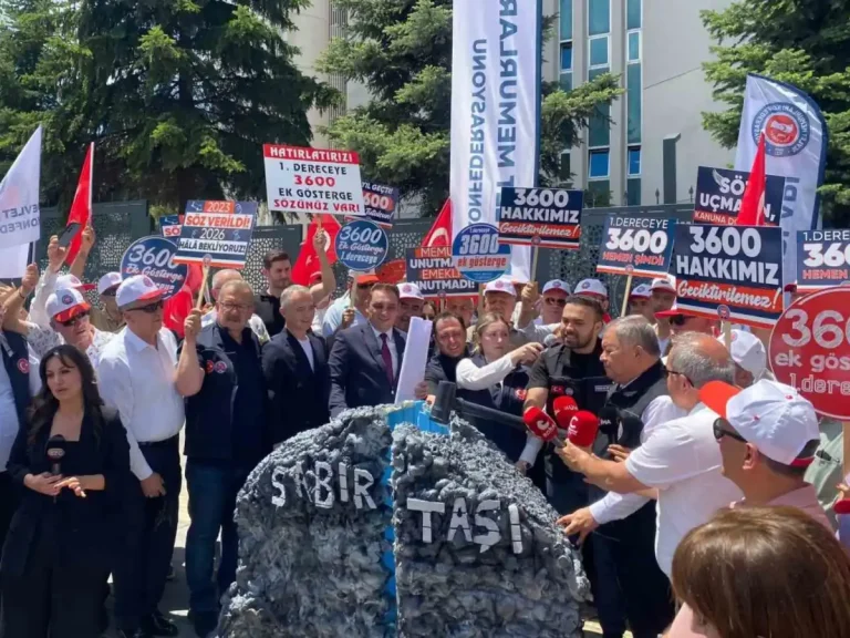 Memurlar basın açıklamasında sabır taşını balyozla kırdılar
