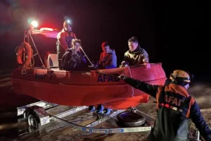 Kayseri’de gölette mahsur kalan 3 genç kurtarıldı