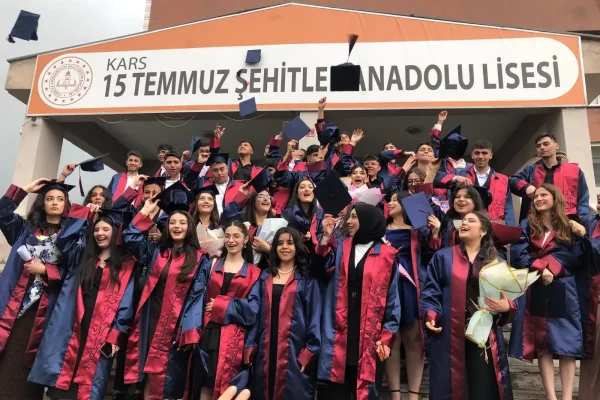Kars’ta 2025-2026 eğitim ve öğretim yılı mezuniyet heyecanı yaşanıyor