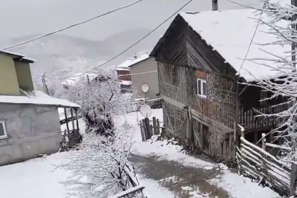 Sivas’ta bahar yerini kara bıraktı, köyler beyaza büründü