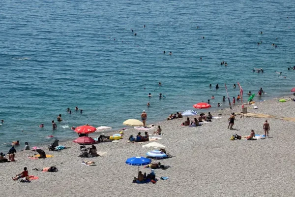 40 derece Antalya’yı boşalttı: Sahiller dolup taştı