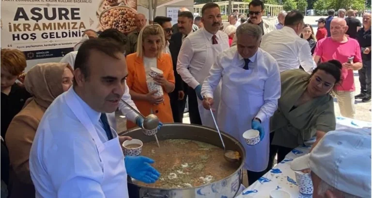 Bakan Kacır Zonguldak’ta vatandaşlara aşure ikram etti