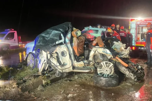 Uşak’ta feci zincirleme kaza: 4 ölü, 34 yaralı