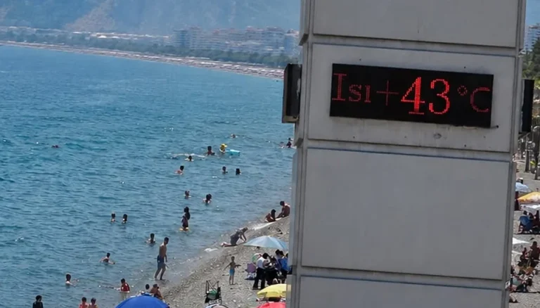 Antalya 43 dereceyi gördü! Sıcaktan bunalanlar sahillere koştu