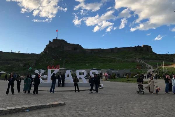 Bayramın son günlerinde Kars’ta şehir turizminin tadını çıkardılar