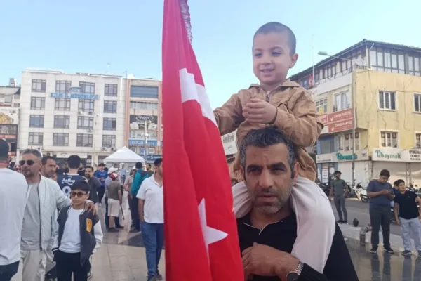 Kilis’te Milli Takım coşkusu: Cumhuriyet Meydanı Avustralya maçı için kırmızı beyaza büründü