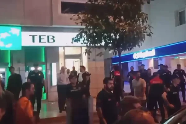 İzmir’de banka şubesinde 5 çalışanı rehin alan şüpheli teslim oldu