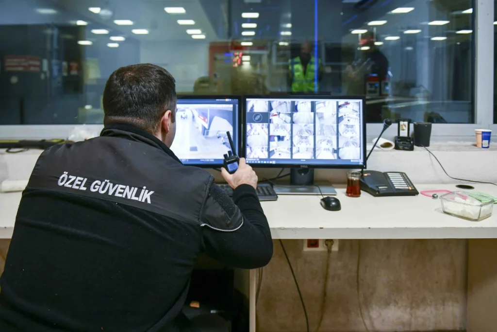 Ankara’da yürüyen merdivenlere müdahale kamerada