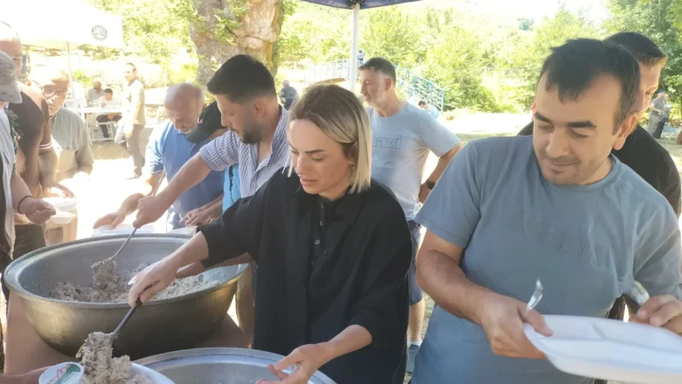 Akçakoca Belediye Başkanı Alev Ünal, geleneksel cümle mevlit programında pilav dağıttı