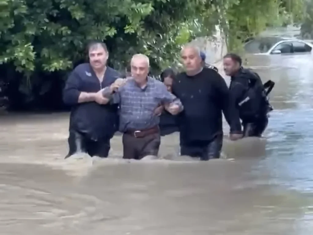 Hatay’da su baskınlarında mahsur kalan vatandaşlar kurtarıldı