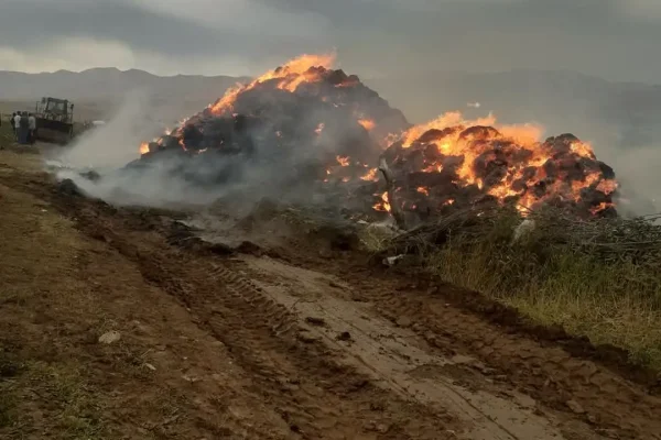 Çat’ta yıldırım düştü, otluk alanda yangın çıktı