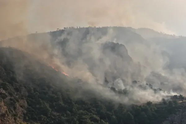 Muğla’da alevler ulaşımı etkiledi: Kritik yol ulaşıma kapatıldı