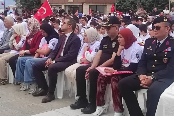 Çorum’da 600 çocuk 60 saniyede Kur’an-ı Kerim’i hatmetti