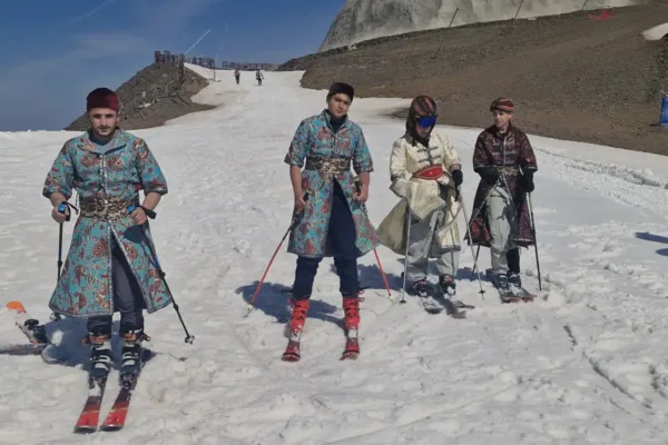 Deniz sezonu açıldı, Erzurum Palandöken’de kayak yarışı başladı