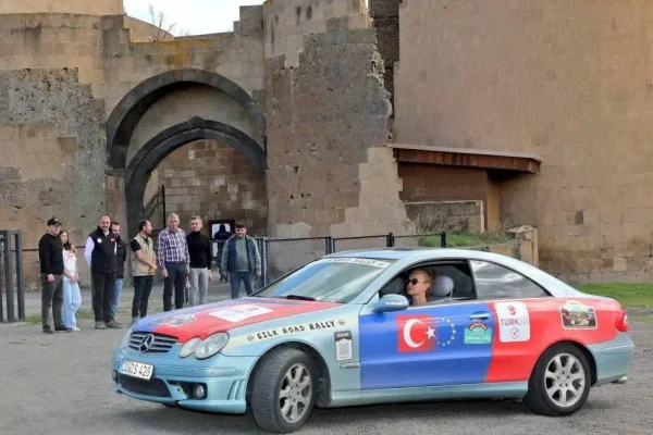 Kars’ta ipek yolu rüzgarı: Vali Ziya Polat ralli ekibiyle Ani’de buluştu