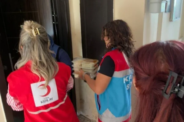 Kızılay Kars Aşevi sıcak yemek dağıtımına başladı