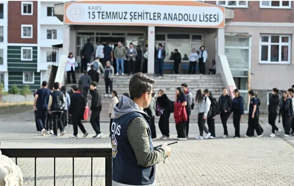 Kars’ta asayiş ekipleri okul çevrelerinde teyakkuzda