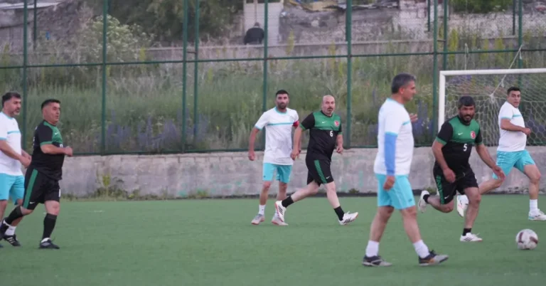 Kars’ta Veteranlar Ligi başladı: 40 yaş üstü futbolcular yeşil sahalara döndü