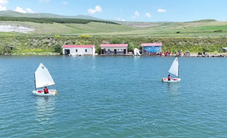Kars’ta yelken heyecanı başladı: Çıldır Gölü’nde hedef Anadolu Ligi