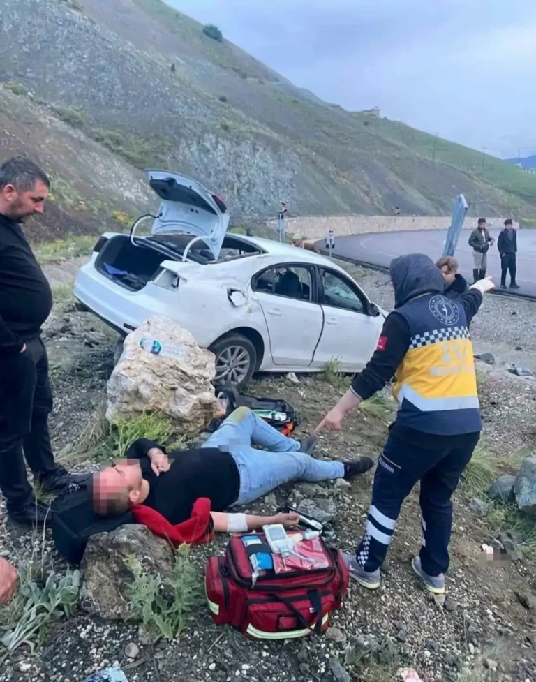 Erzurum’da can pazarı! otomobil duvara saplandı: 1’i ağır 4 yaralı